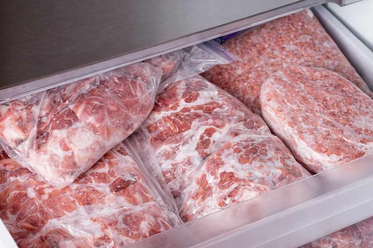 Niektóre rzeczy robicie źle: tyle można przechowywać mięso w zamrażarce