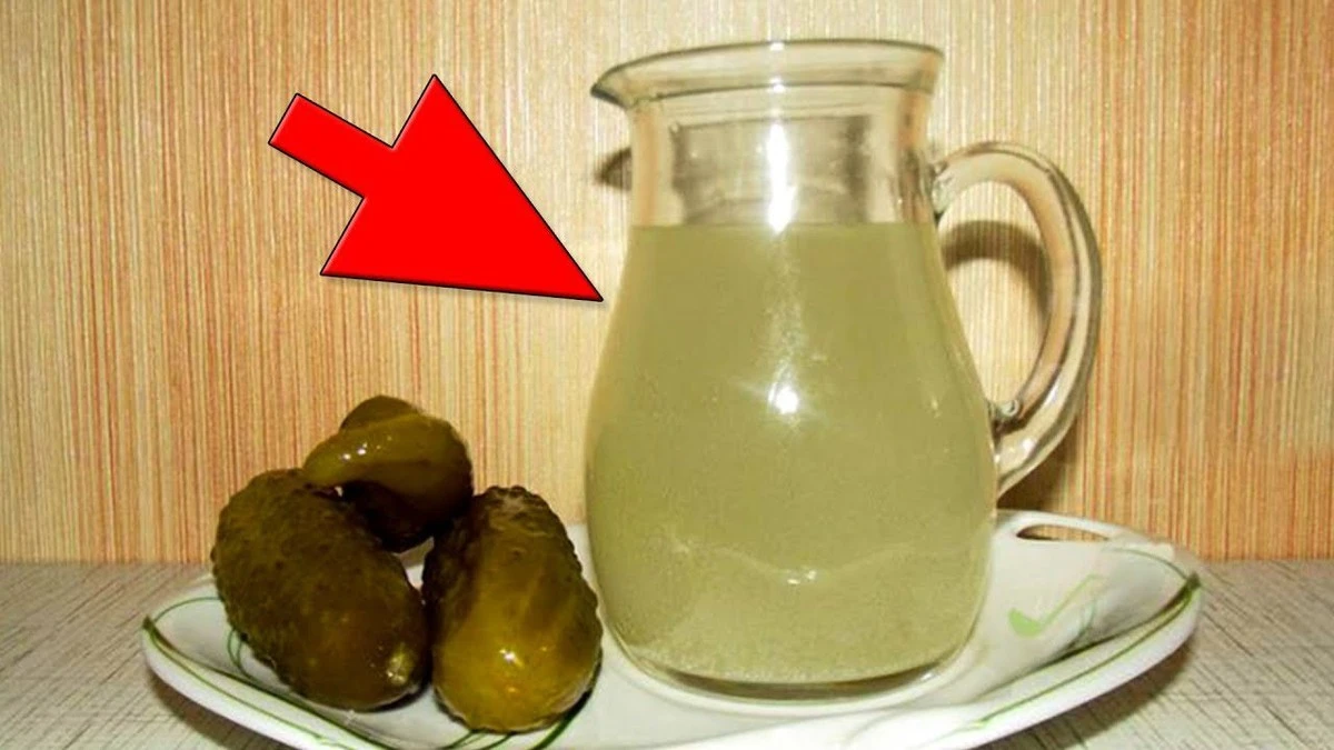 Nie wyrzucaj tego: 3 sprytne sposoby na wykorzystanie zalewy po ogórkach