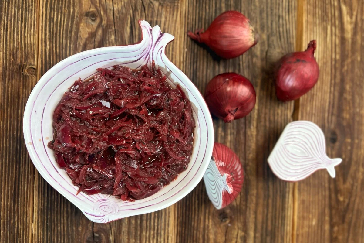 sekretnyprzepis-extra-1.webp Sekretny przepis na chutney z cebuli, który odmieni każdą polską potrawę - image 1