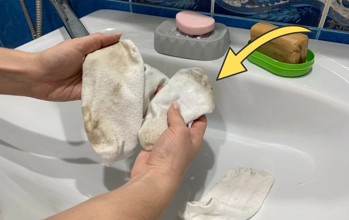 Białe skarpetki jak nowe. Rozwiązanie z połączenia jednego płynu i mydła, które wybiela bez tarcia