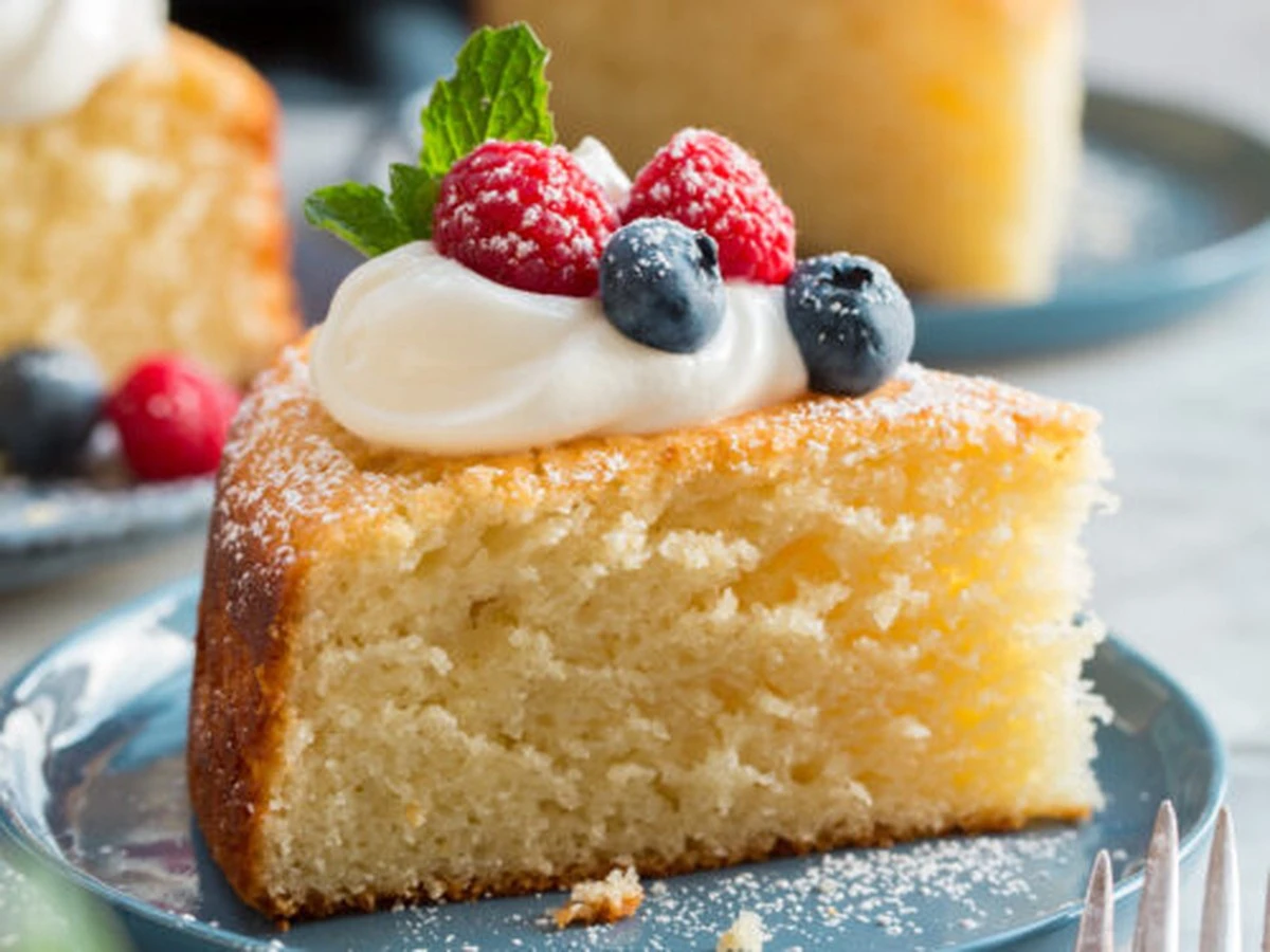 Domowy biszkopt z jogurtem – prosty przepis bez cukru, który pokochasz - image 1