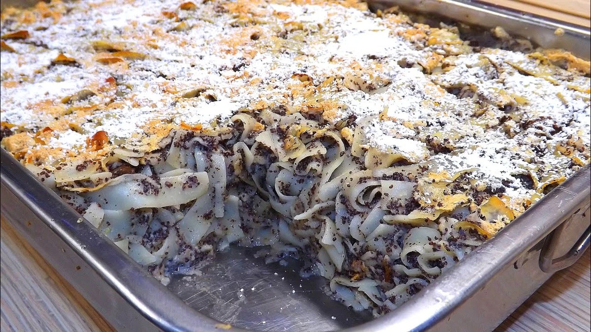 Zapomniany hit z babcinej kuchni: zapiekany makaron z jabłkami i makiem, który wraca do łask