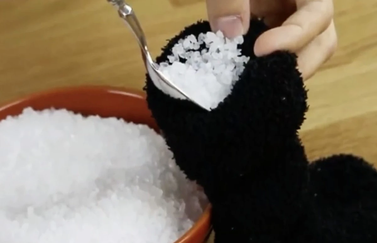 Prosty trik z jedną skarpetką i solą rozwiąże problem zaparowanych okien raz na zawsze