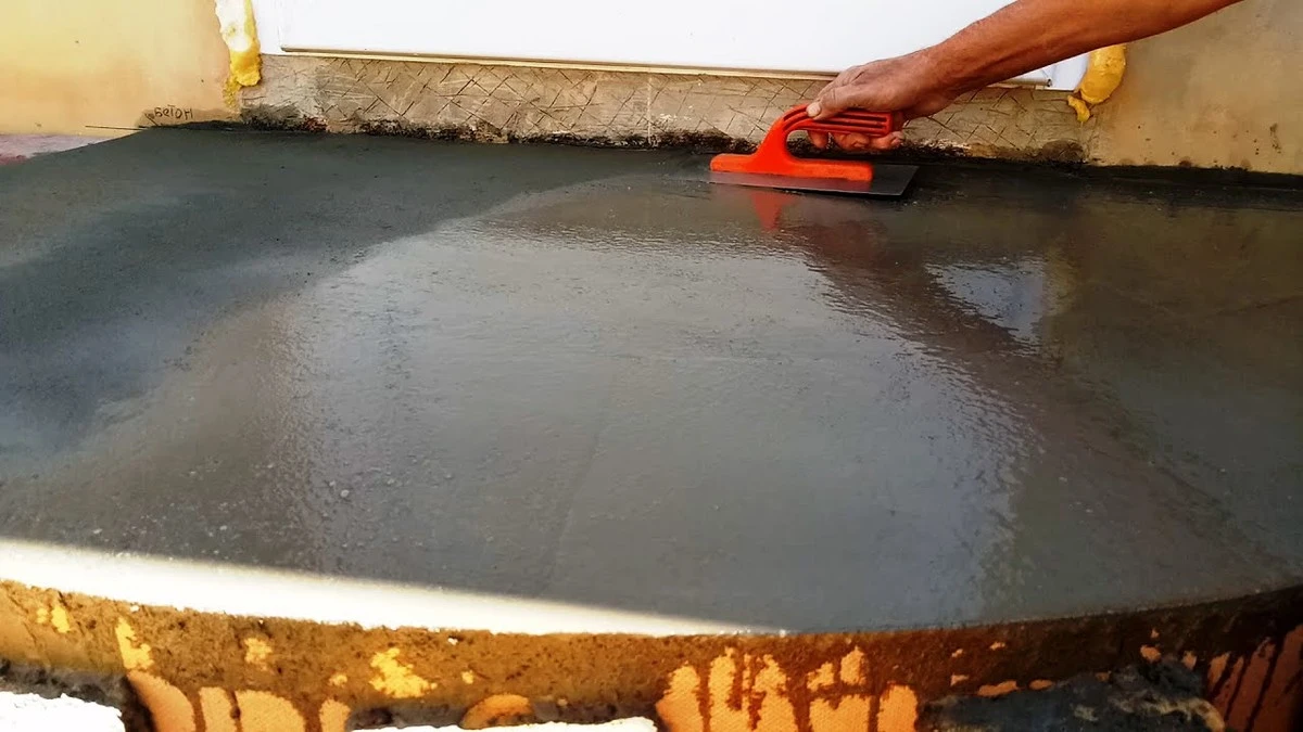 Budowlaniec dodaje te 2 składniki do betonu, a efekt przechodzi wszelkie oczekiwania