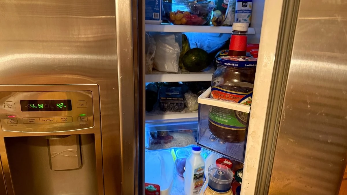 3 kartki gazety w lodówce – sekret mojej babci, który działa do dziś - image 1