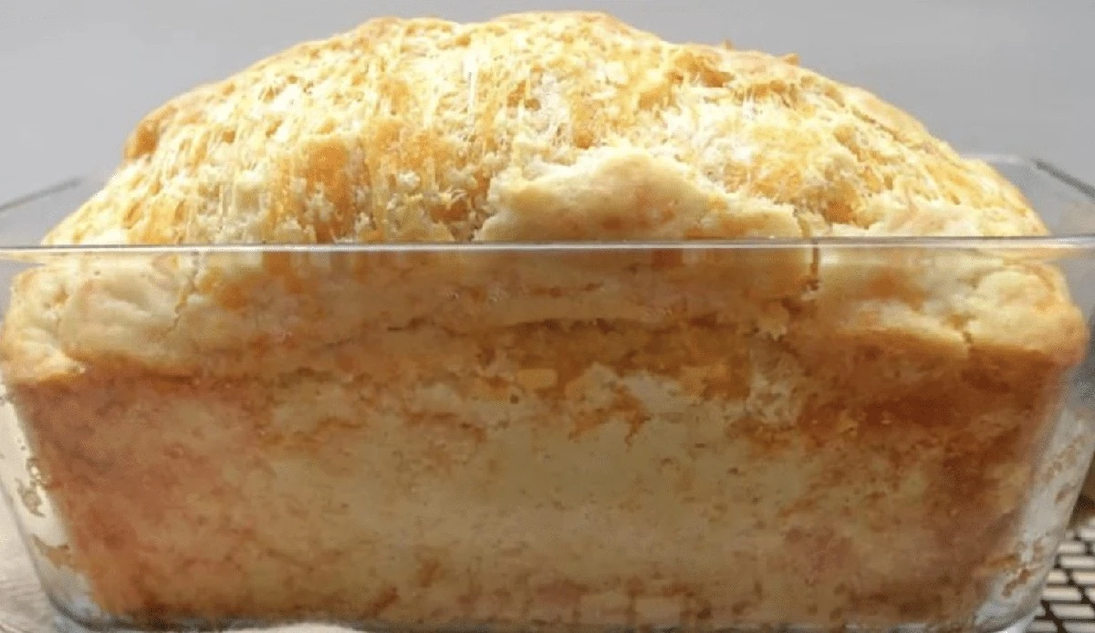 Bez zakwasu, bez wyrabiania: jak błyskawicznie upiec chleb serowy