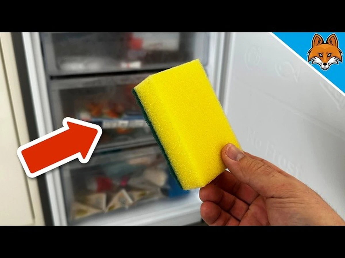 Dlaczego zwykłe gąbki do naczyń lądują w mojej zamrażarce? Skuteczny trik na lód - image 1