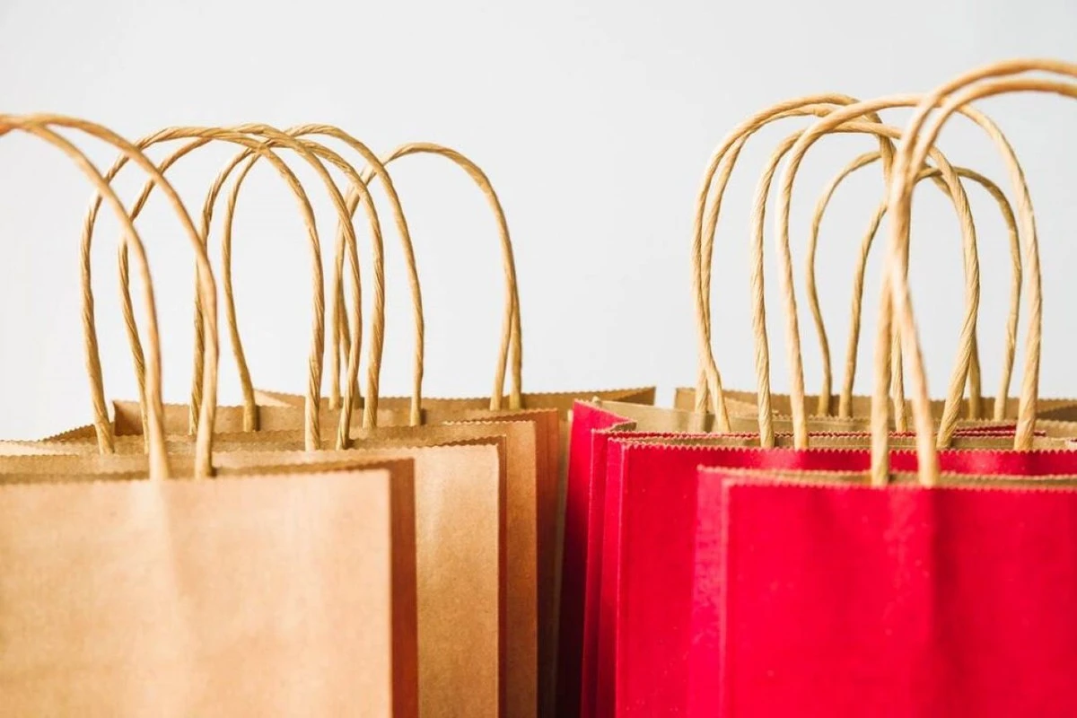 Plastikowe torby z supermarketu: Jak je sprytnie wykorzystać zimą, by poczuć ciepło i zaoszczędzić?