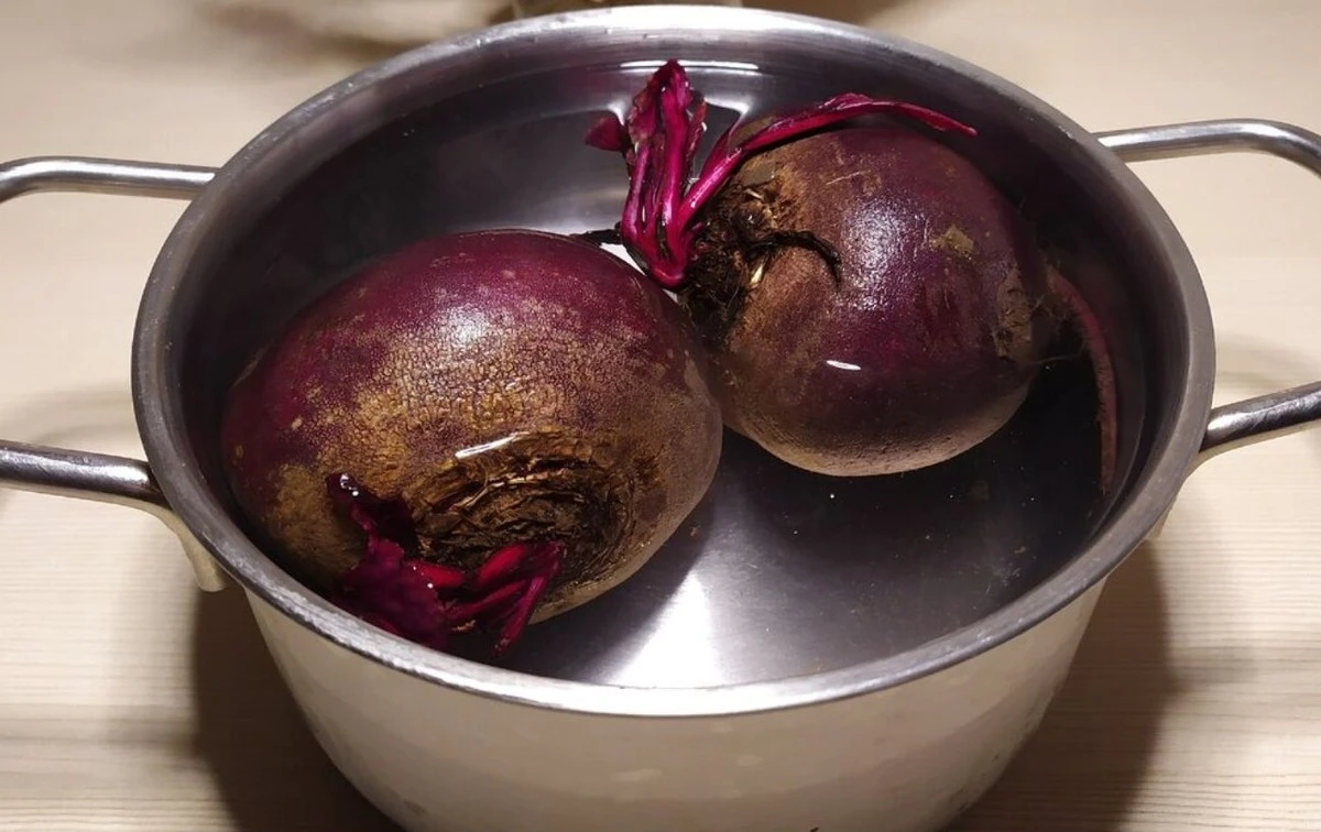 Dlaczego burak traci kolor podczas gotowania? Wystarczy 1 łyżka tego składnika, by zachował intensywność barwy.