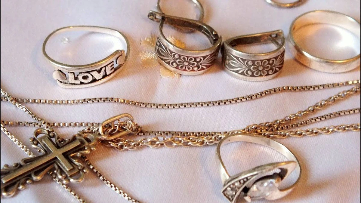 Srebrny krzyżyk czerniał 5 lat – wrzuciłam do miseczki z TYM: po 15 minutach lśnił jak nowy | Dobre wiadomości