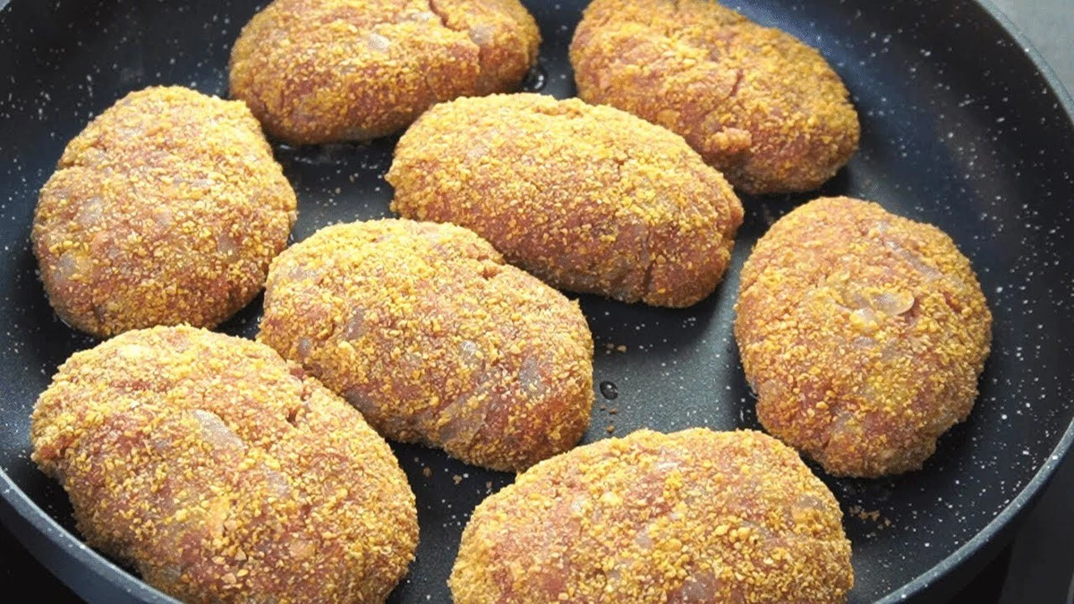 Kotletowy sekret: 3 składniki, które szefowie kuchni wolą zamiast chleba