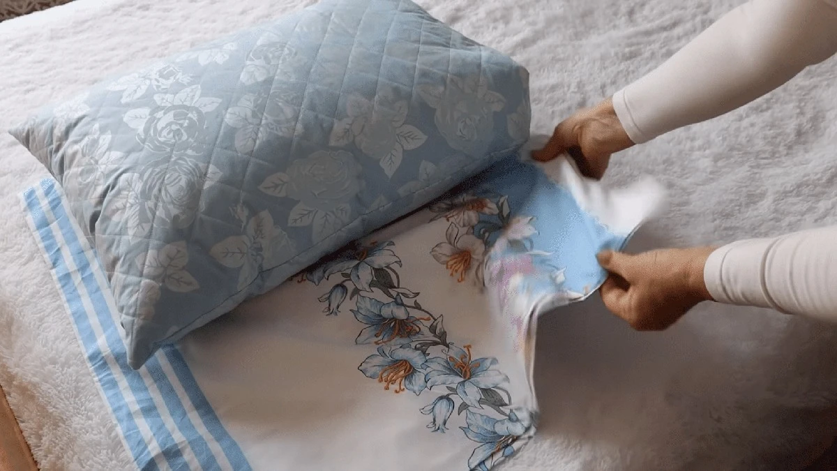 Dwa proste triki, by duża poszewka idealnie pasowała na poduszkę 50x70