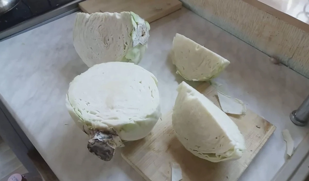 Dlaczego twoja kapusta w lodówce czernieje? Jeden trik sprawi, że będzie świeża tygodniami