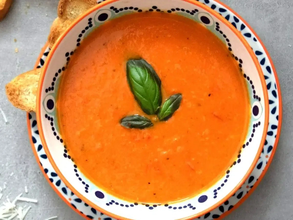 Zamiast śmietany do zupy pomidorowej dodaj ten składnik. Będzie kremowa i sycąca!