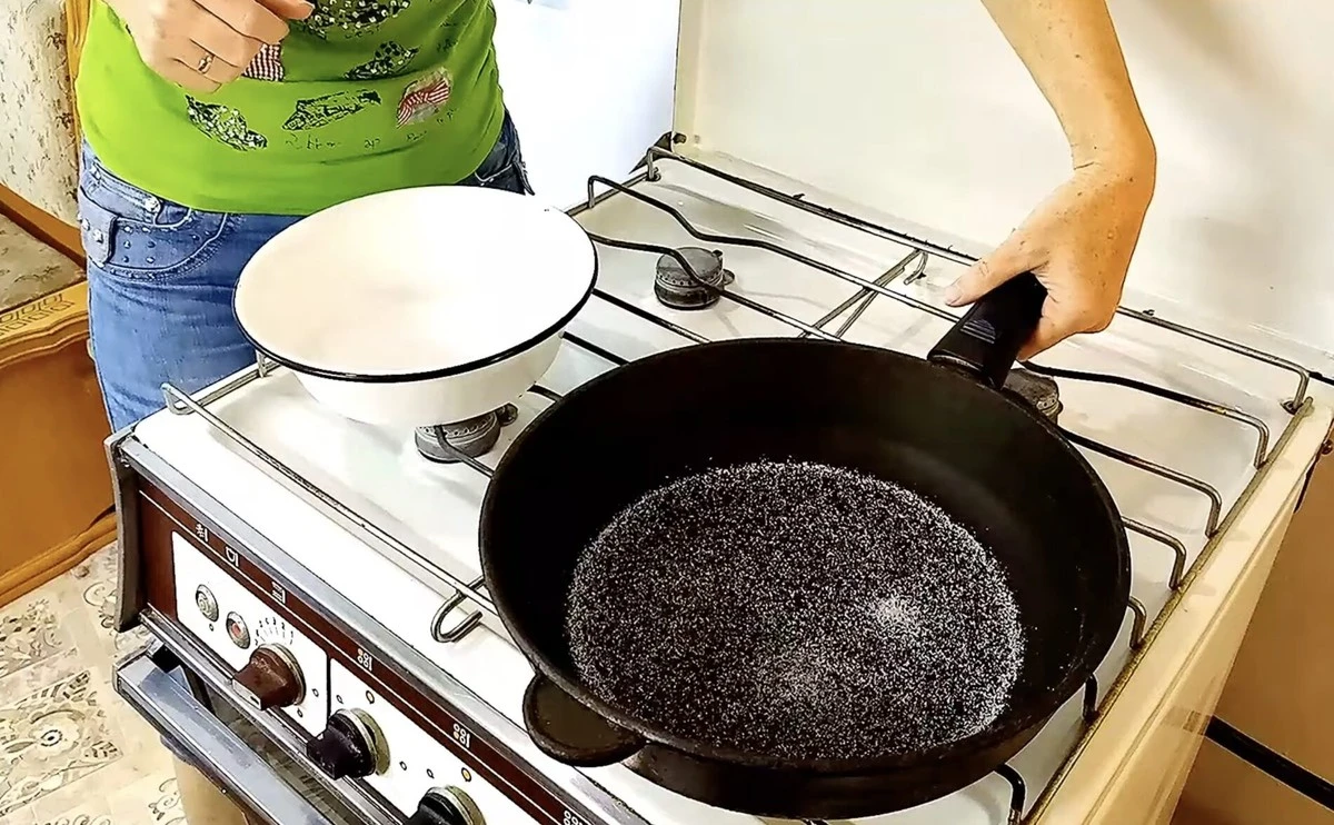 Nie pozwól oleju pryskać na patelni: prosty trik z solą, który zmieni Twoje gotowanie