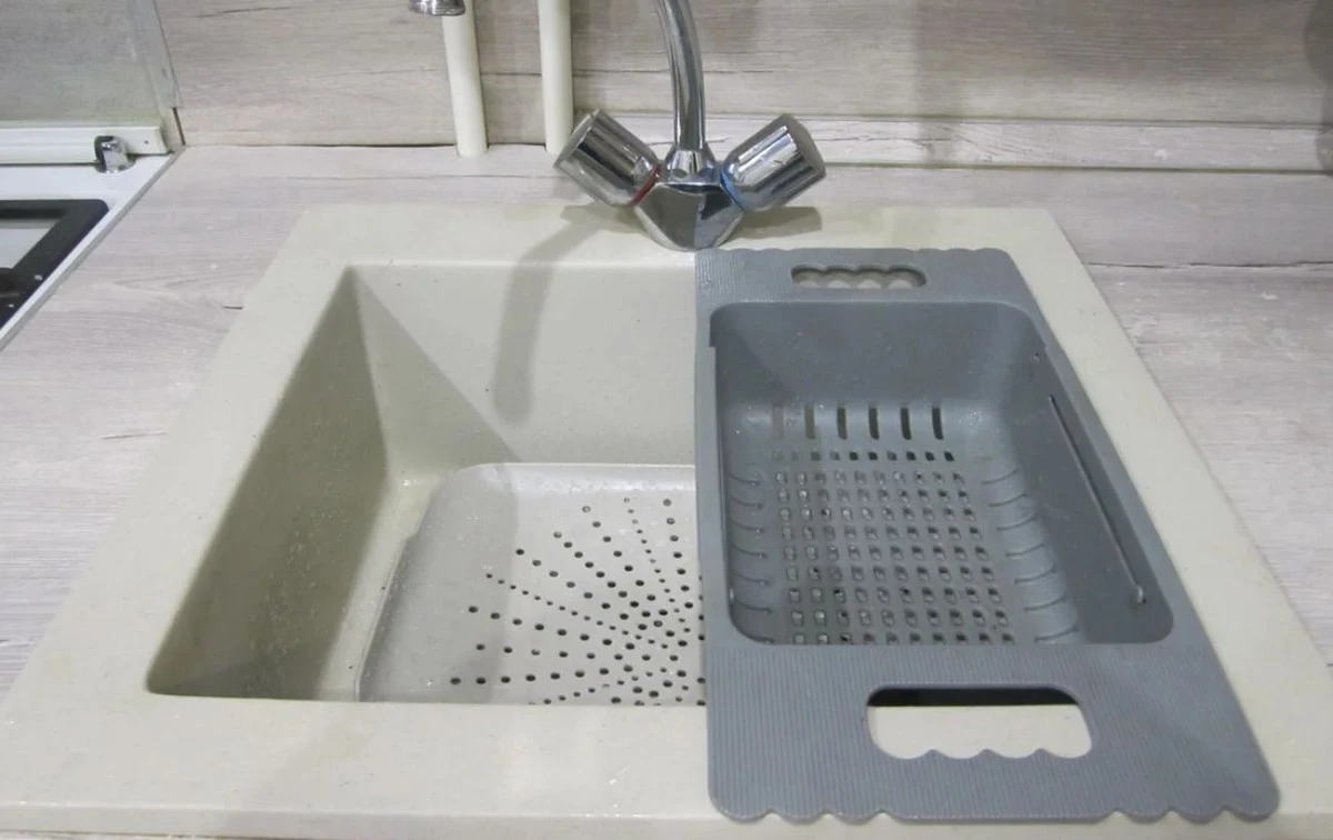 Cytrynowy spisek na tłuszcz w kuchni: zalej wrzątkiem i posyp 1 proszkiem, a problem zniknie w 10 minut