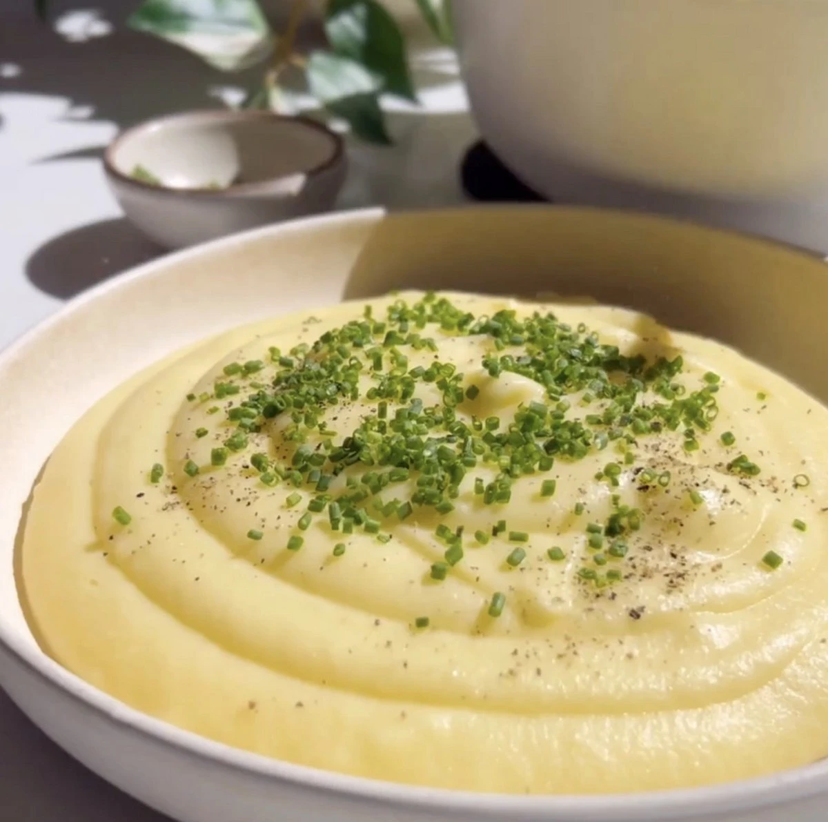 Koniec z wodą do ziemniaków. Ten jeden trik odmieni Twoje puree! - image 1