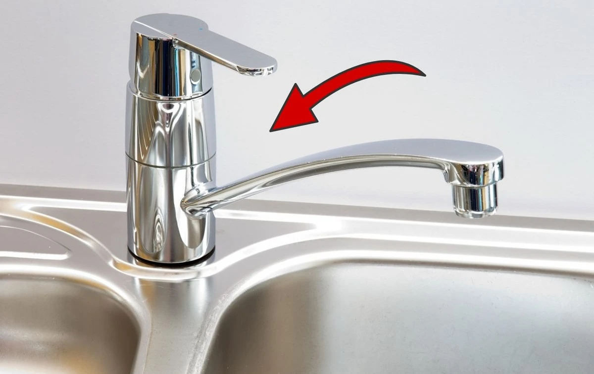 Starostliwa Pani Domu Odkryła Prosty Sposób Na Lśniące Krany - Bez Chemii i Żmudnego Szorowania!