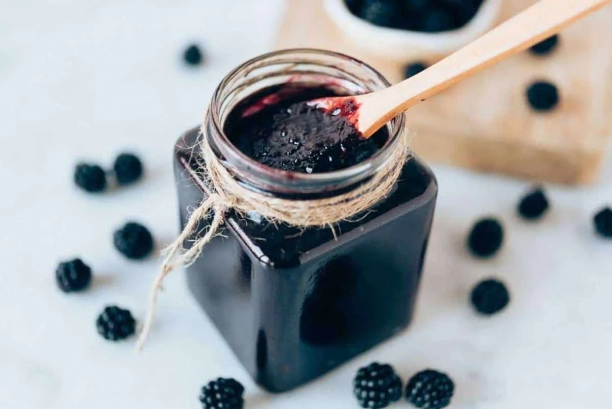 Domowa konfitura z jeżyn: błyskawiczny przepis na sezonowe owoce