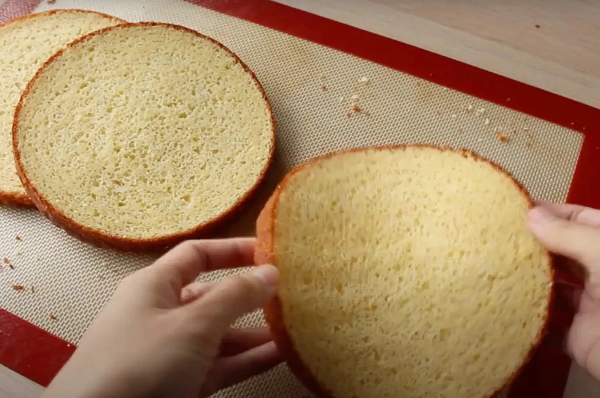 Ten francuski biszkopt jest sekretem cukierników. Tak uzyskasz idealną lekkość i elastyczność