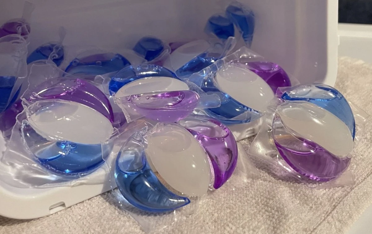 Nie wyrzucaj ich! Tani trik z kapsułką do prania, który oszczędzi Ci setki złotych