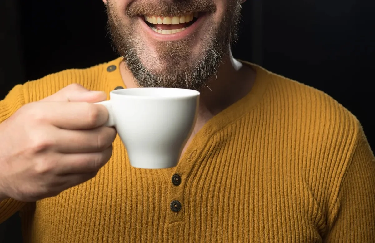 Jedna błąd po porannej kawie niszczy Twój uśmiech – stomatolodzy ostrzegają