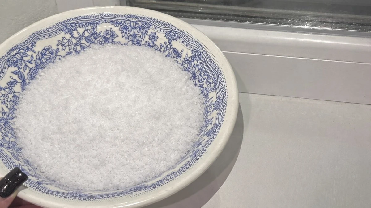 Dlaczego sól na parapecie to hit każdej gospodyni? Jest ku temu jeden sekretny powód