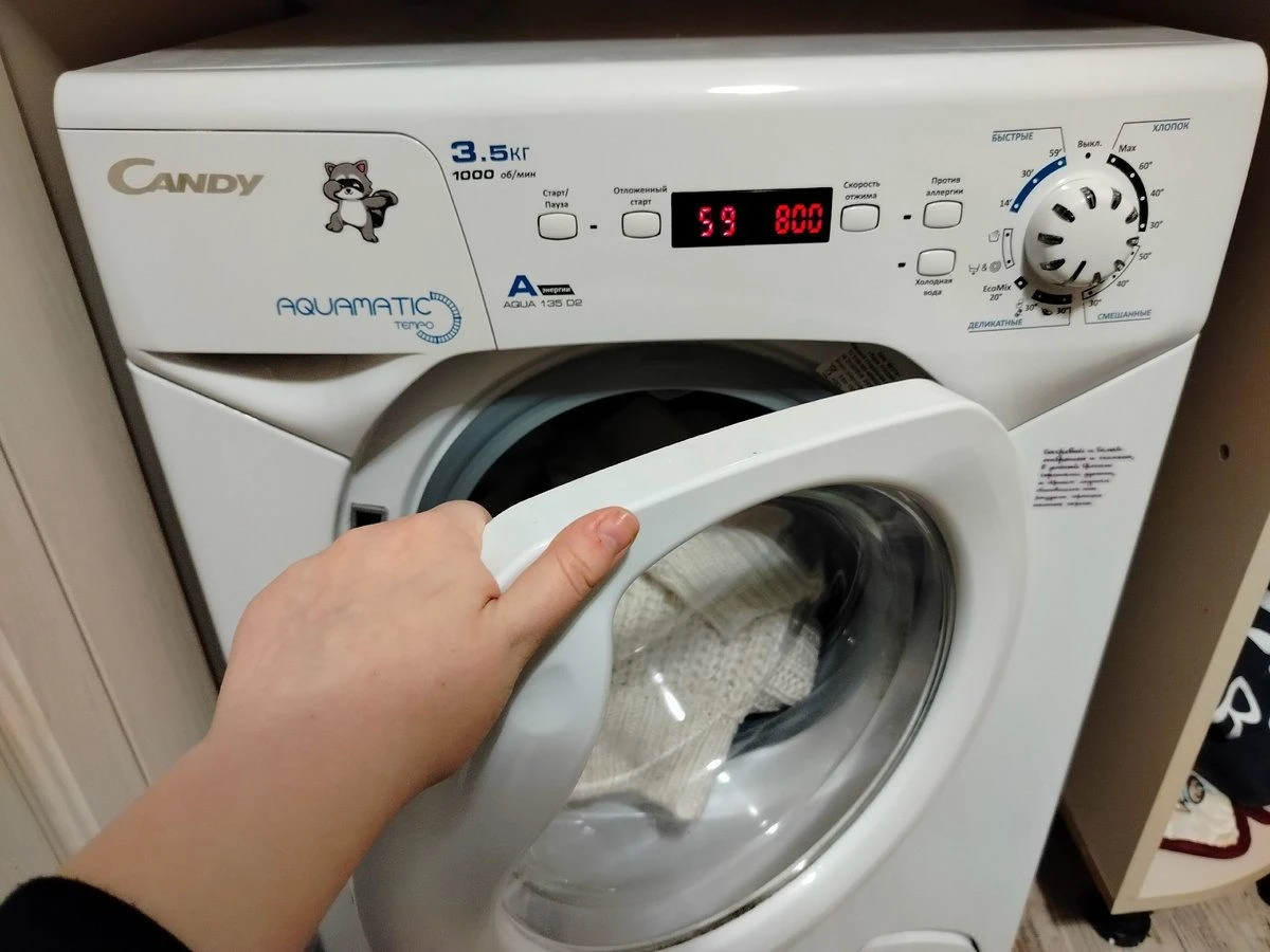 Czy po praniu zostawiać drzwi pralki uchylone? Opinie są podzielone, ale oto co mówi fachowiec