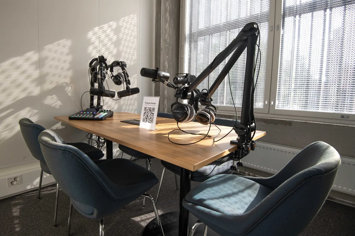 Kolejki po mikrofon: Polacy szaleją na punkcie podcastów – studia nagraniowe stają się towarem deficytowym - image 1