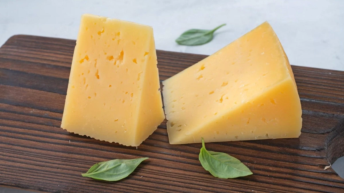 Dlaczego ser w folii psuje się w 3 dni? Odkryj sekretne metody przechowywania każdego gatunku