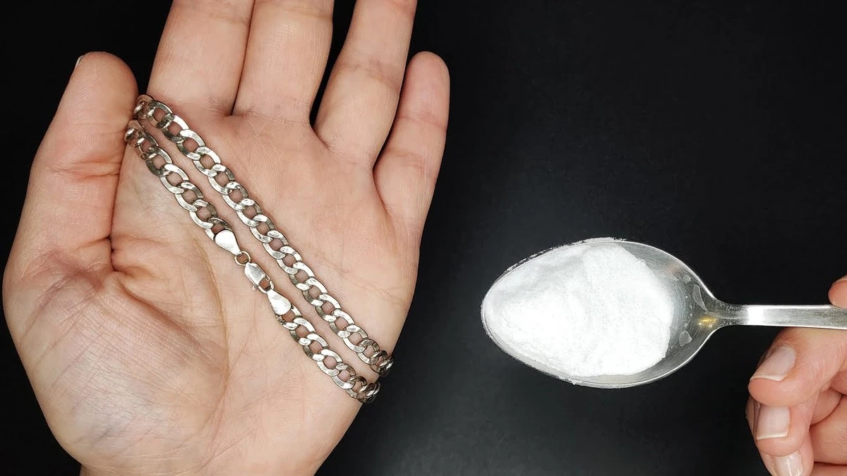 Dwaj łyżki "tego" i 5 łyżek wody: kuzyn nauczył, jak czyścić srebro bez szkody dla biżuterii