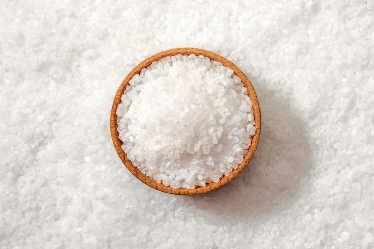 Dlaczego warto stawiać grubą sól z wodą przed drzwiami domu według Feng Shui