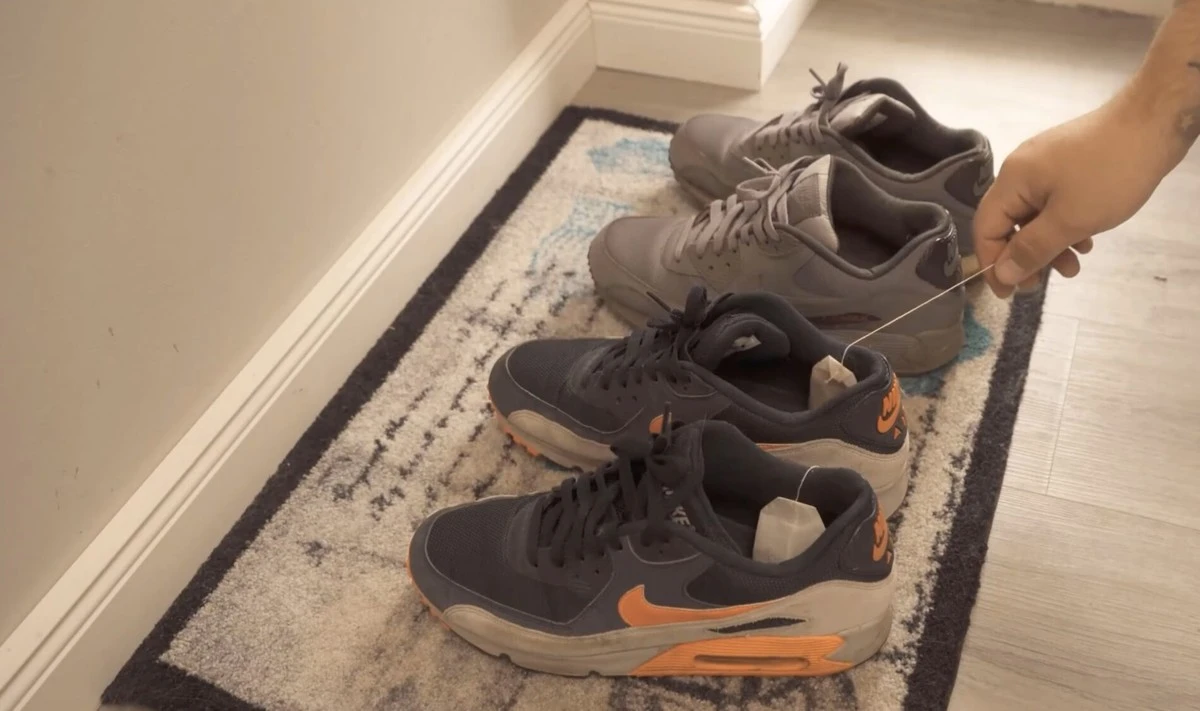 Dlaczego wsypuję herbatę do butów zimą? Zapomnisz o nieprzyjemnym zapachu po całym dniu