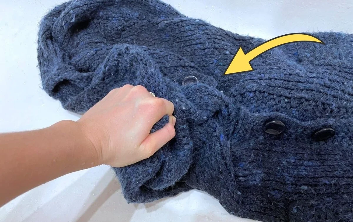 Jak dbać o swetry, by służyły dekadę? Ten trik przed praniem sprawi, że będą jak nowe.