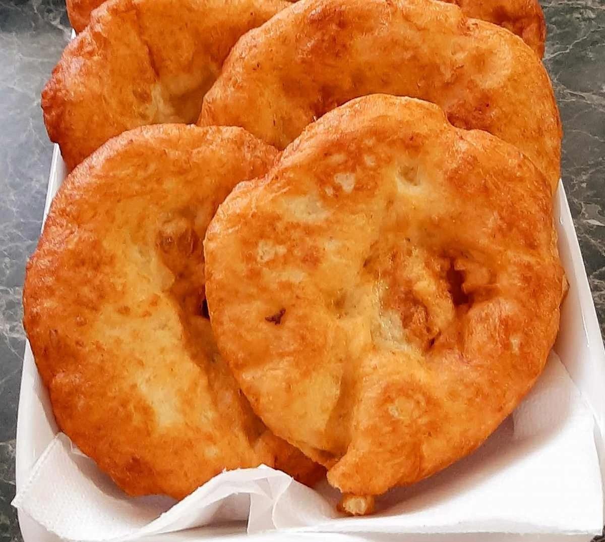 Sekret idealnych krumplowych lángosów: dlaczego pozostają miękkie nawet na drugi dzień?