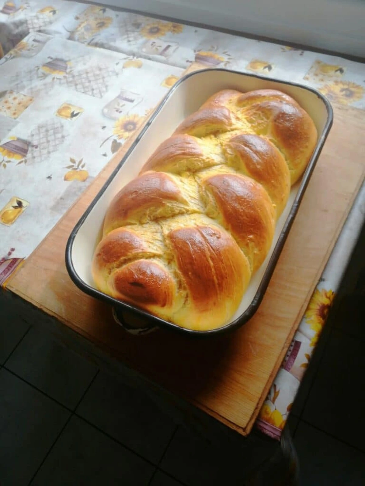 Magiczne triki mistrzów pieczenia: Jak uzyskać PUSZYSTY i pachnący chleb wielkanocny?