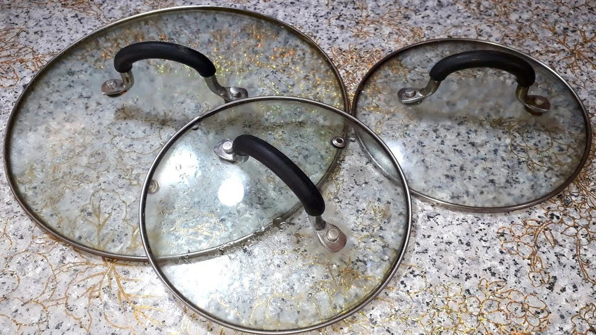 Jak doczyścić szklaną pokrywkę z uporczywego tłuszczu w 15 minut – bez nerwów i drogich detergentów