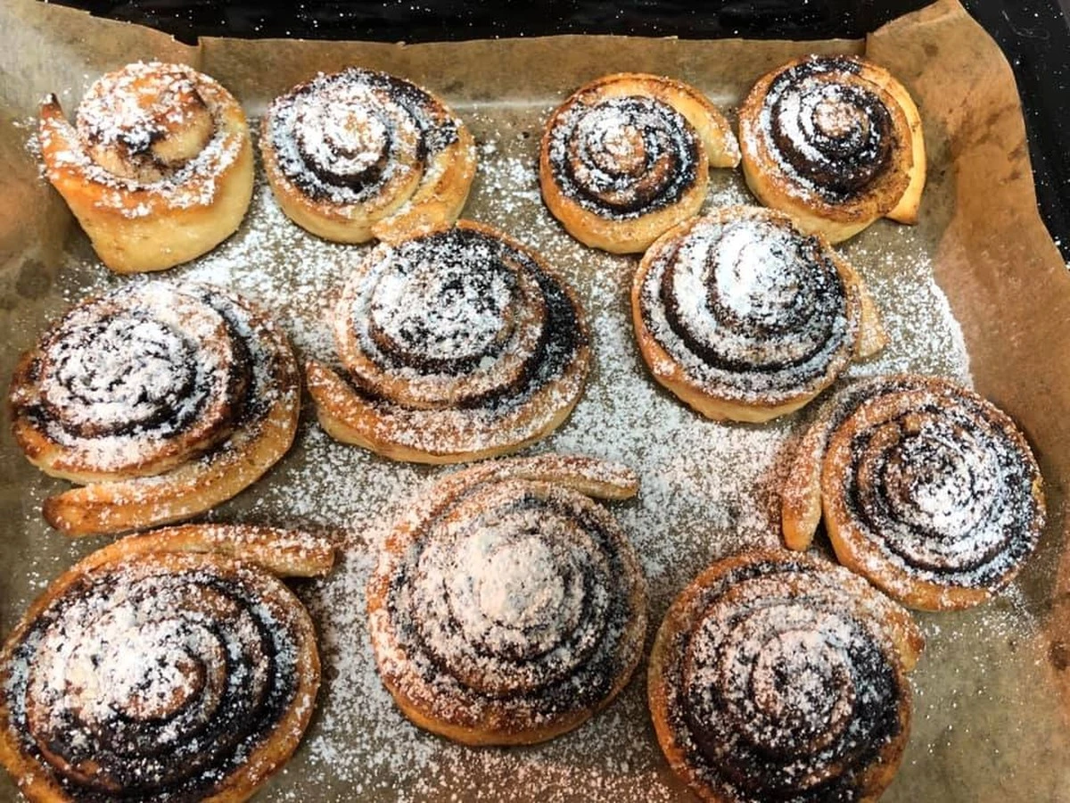 Jak zrobić ślimaki kakaowe jak z piekarni? Szybki przepis na puszyste ciasto w pół godziny