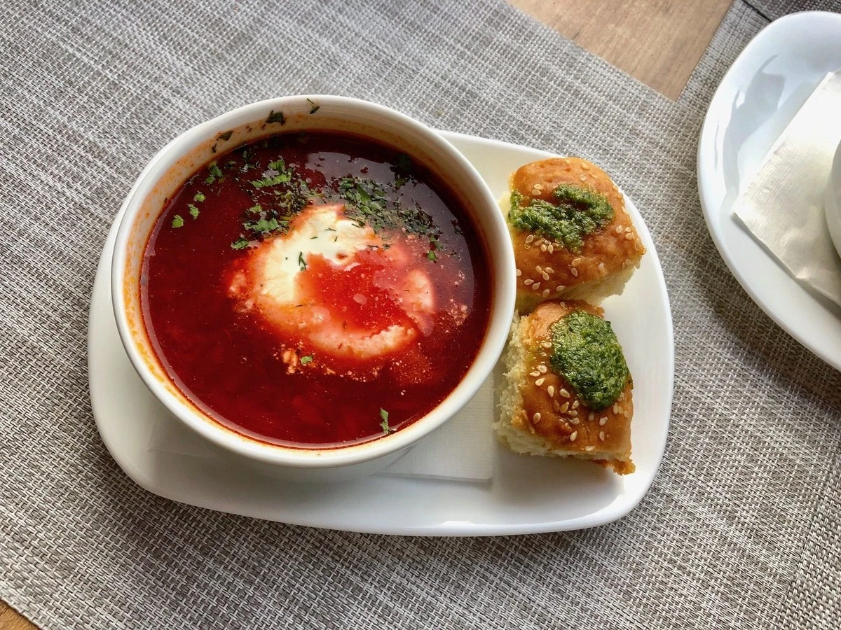 Zapomniana zupa z Podkarpacia powraca wiosną. Kiedy ją gotuję, gdy mnie dopada przeziębienie – poznaj sekretny przepis - image 1