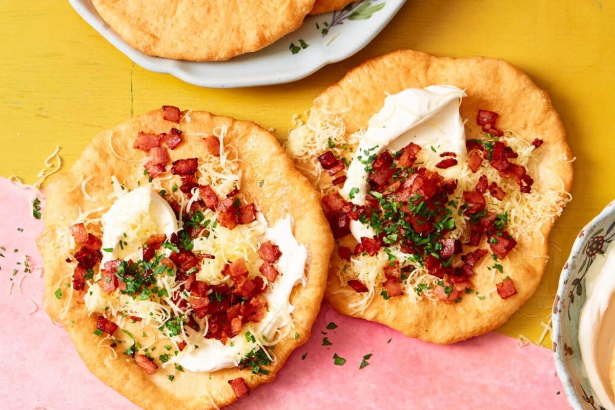 7 pysznych lángosów za grosze? Ten przepis z targu pokochasz od pierwszego kęsa - image 1