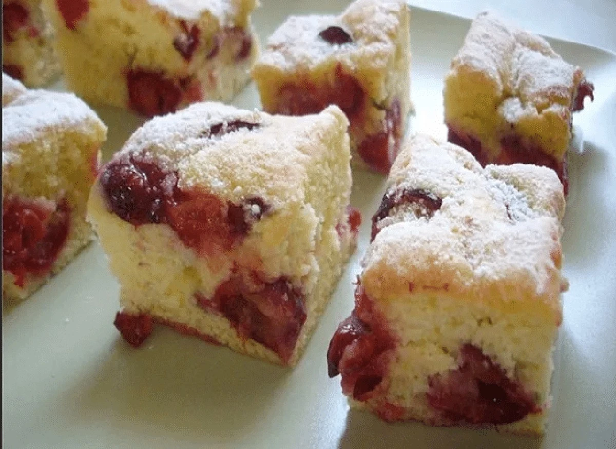 Sekret cudownie puszystego ciasta z wiśniami, które zachwyca nawet na drugi dzień