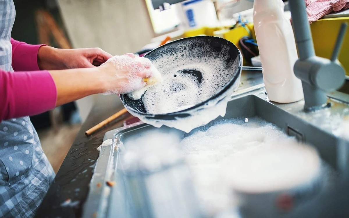 3 łyżki sody oczyszczonej na kilogram nagaru: sekret wyczyszczenia garnka jak nowy - image 1