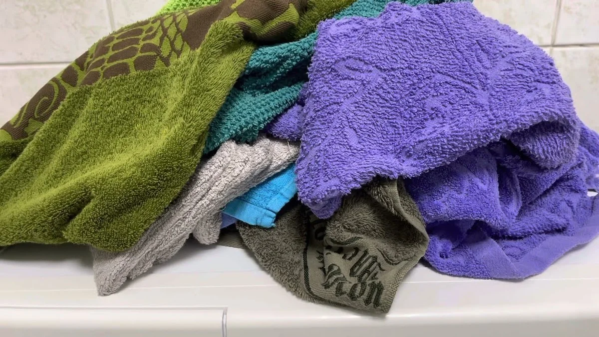 Dlaczego ręczniki po wypraniu wciąż śmierdzą? Babcia zdradziła mi sekret 2 łyżek soli