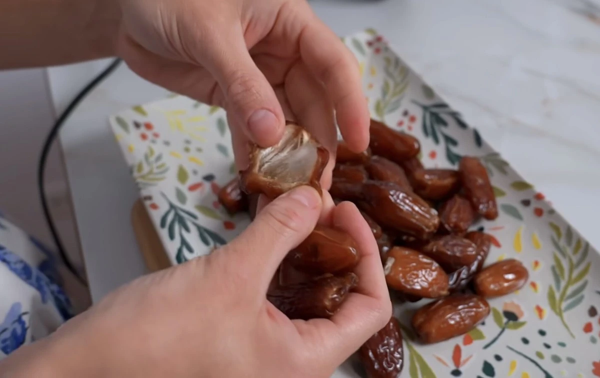 Jak sprawdzić, czy daktyle nie zawierają tłuszczu i gliceryny? Prosty test z gorącą wodą