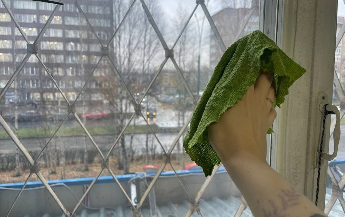 Czyste okna bez smug: jedna łyżka w wodzie i gazeta – sekret lśniących szyb