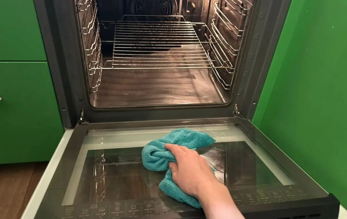 Rewolucja w czyszczeniu piekarnika: 1 kropla aptecznego specyfiku usuwa tłuszcz w 2 minuty