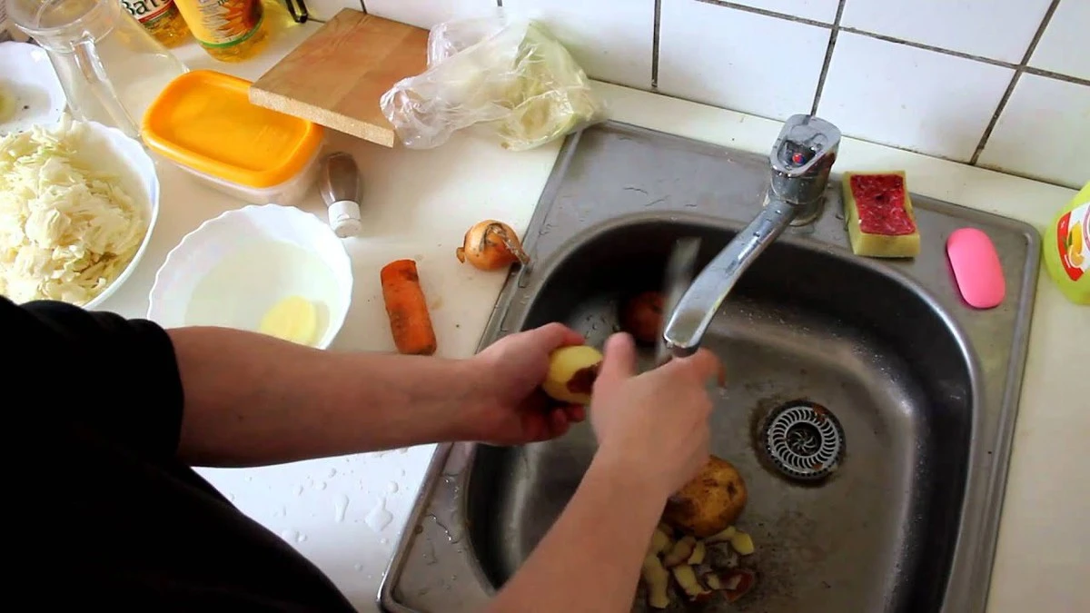 Zapomnij o obieraniu ziemniaków godzinami. Ten wojskowy trik zrobi to w minutę