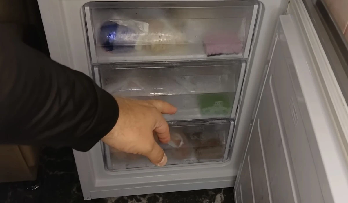 Ten trik z folią aluminiową w zamrażarce rozwiązuje problem lodu raz na zawsze