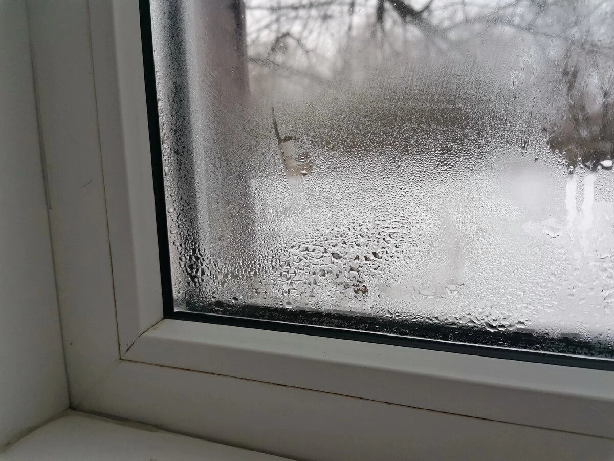 Mój szwagier-szklarz zdradził sekret: Jak uszczelnić plastikowe okno za 5 groszy i zyskać 4 stopnie ciepła więcej