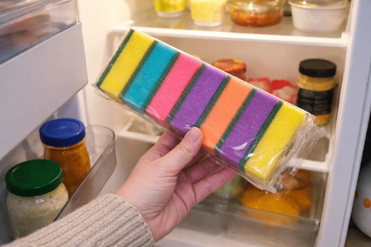 Dlaczego coraz więcej osób wkłada gąbkę do lodówki? Ten prosty trik przedłuży świeżość warzyw